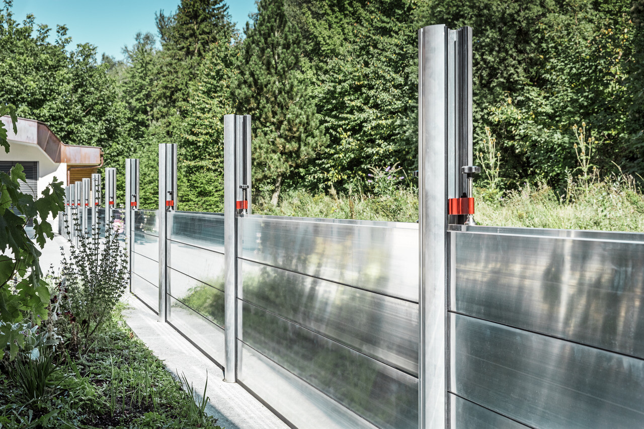 Nærbilde av den mobil flomvernvegg fra PREFA, som beskytter eiendommen mot oversvømmelse.