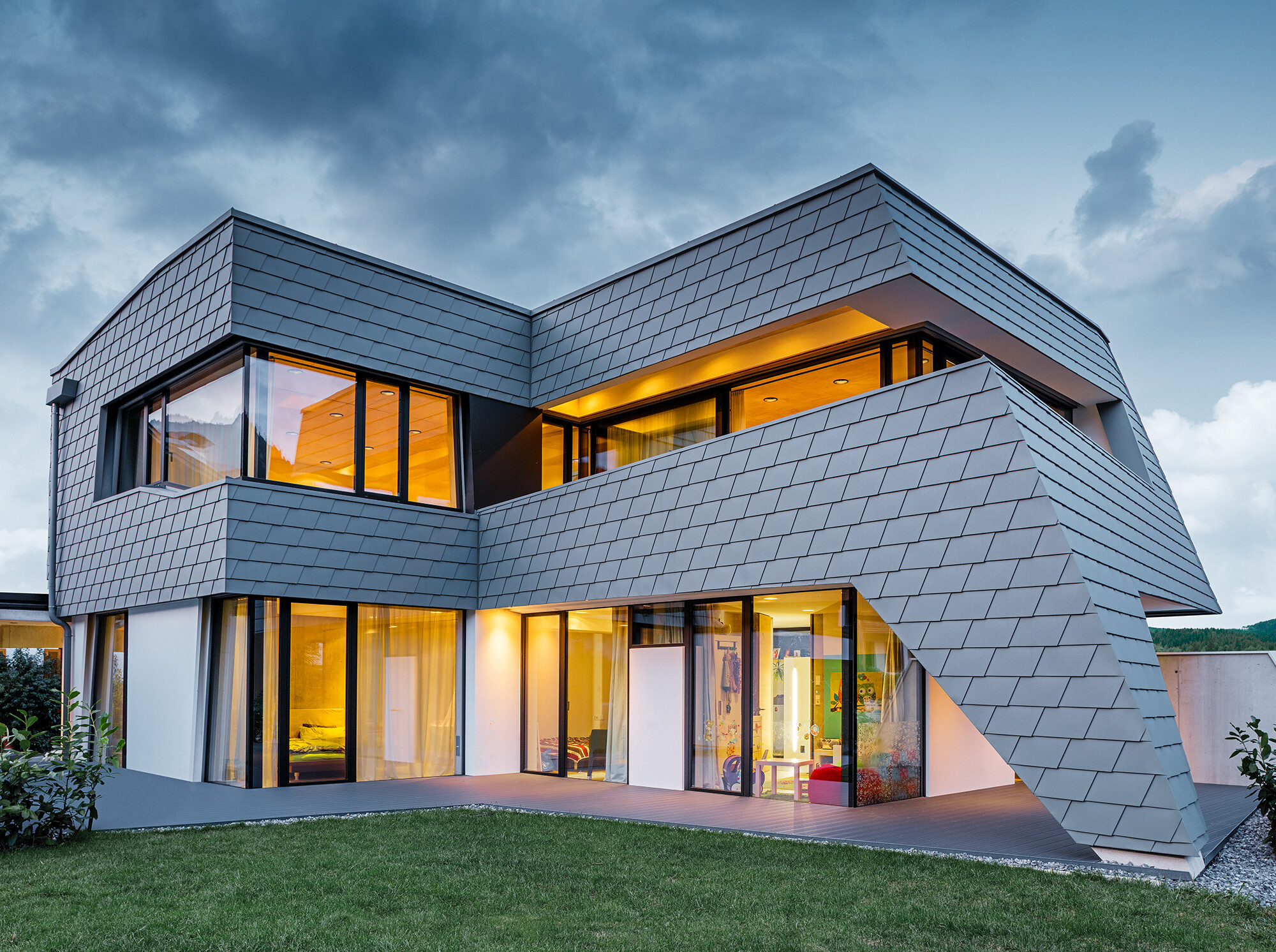 Bolighus med PREFA veggpanel i P.10 lys grå på fasaden