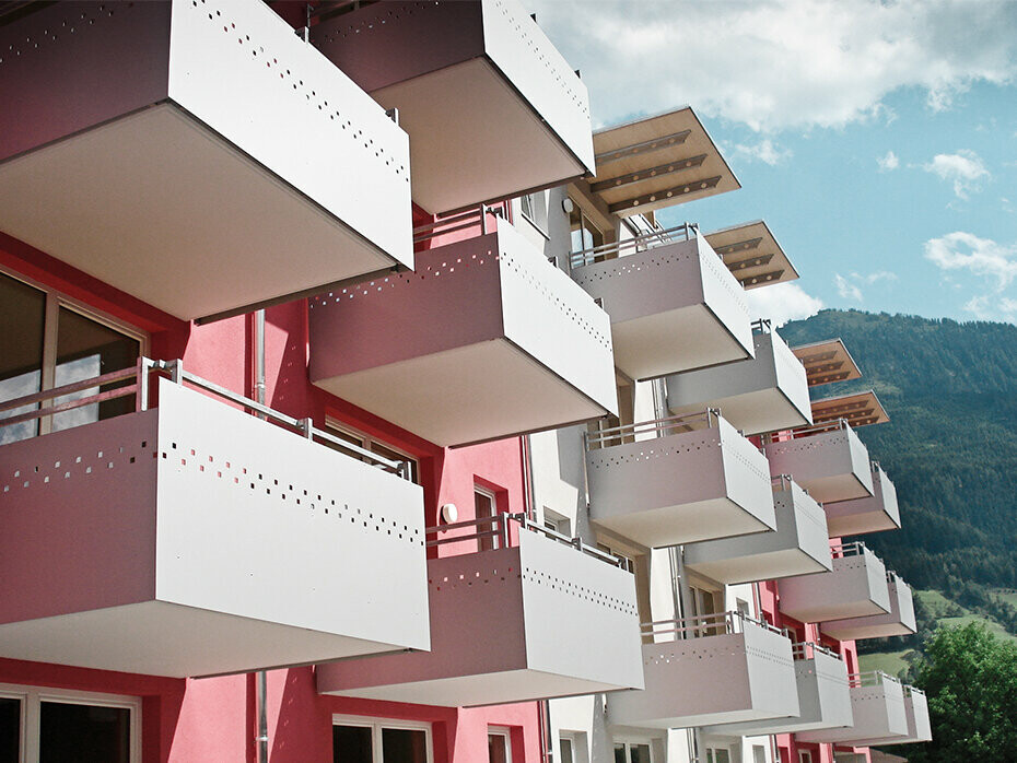 Balkongkledninger med hullede aluminiumskomposittplater von PREFA