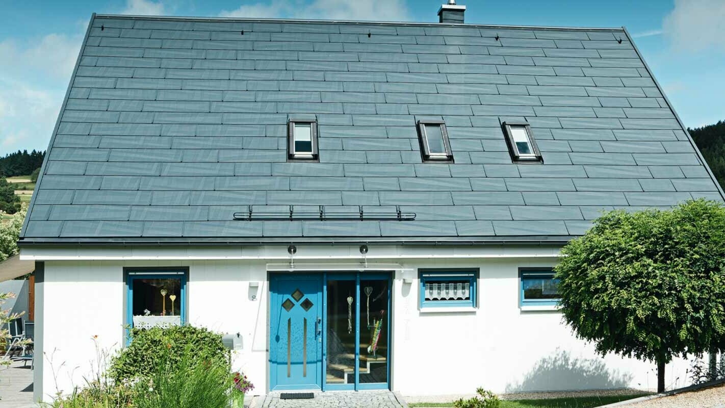 Renovering av tak med PREFA takpanel FX.12 i P.10 antrasitt