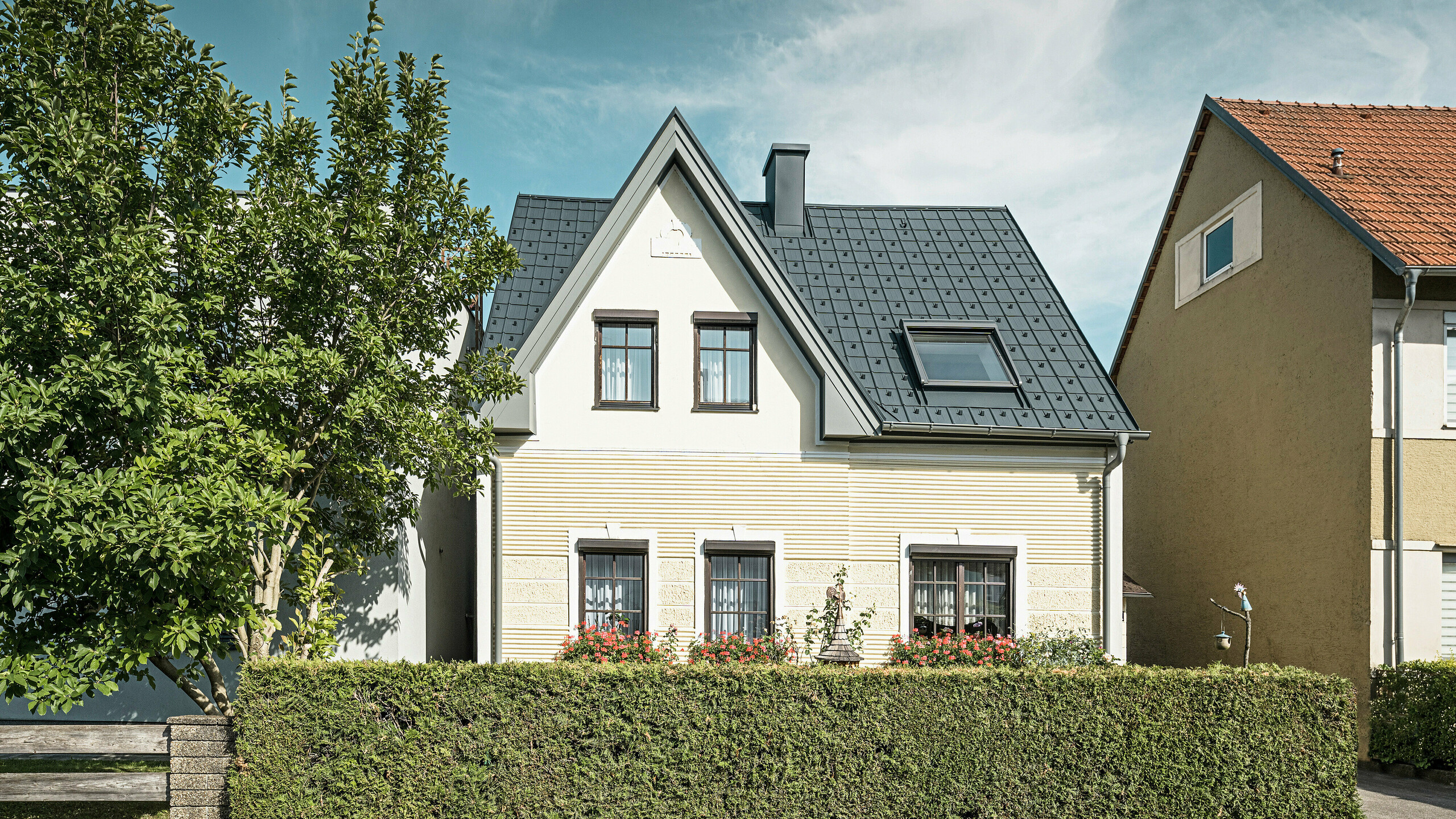 Enebolig i St. Valentin med PREFA takpanel i antrasitt og PREFA takdreneringssystem i lys grå