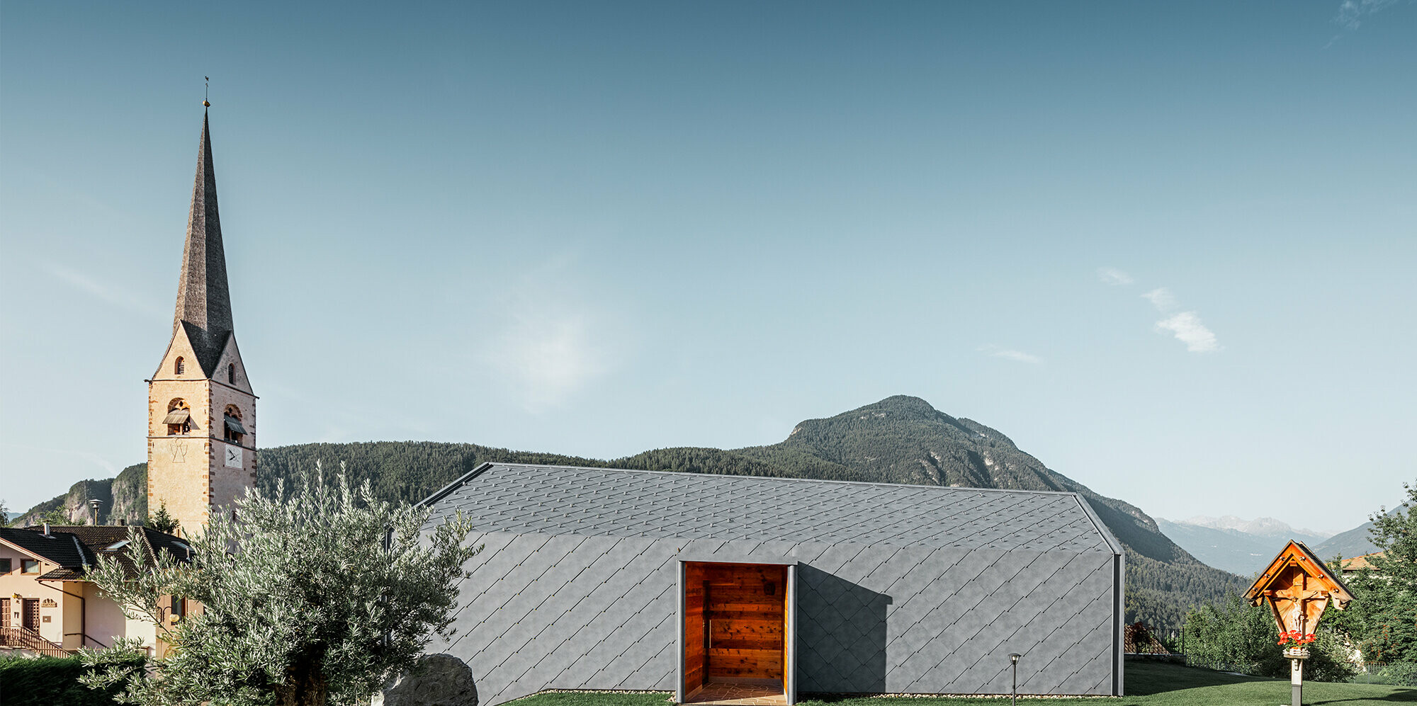 Seitenansicht Schönheitssalon in Livo Italien mit Dach- und Wandraute 44 × 44 in Steinoptik an einem Schönheitssalon in Livo Italien