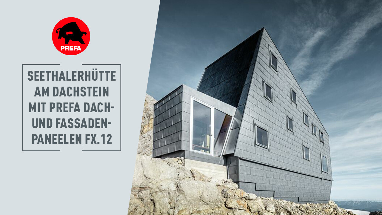 En PREFA-ansatt vises i forgrunnen av bildet. Et tilfluktsbygg med skrå vegger vises i bakgrunnen. Bygget er tekket med PREFA tak- og fasadepanel FX.12 i fargen P.10 steingrå.