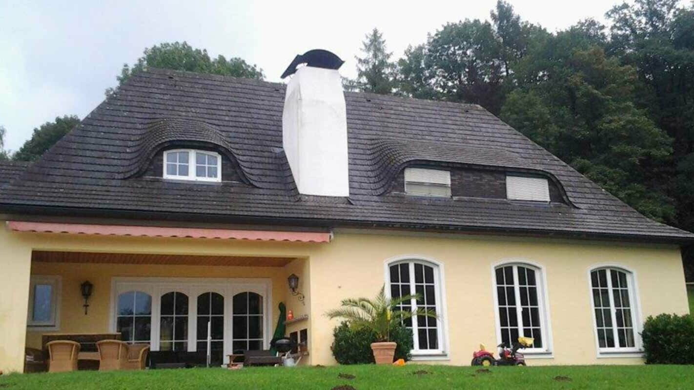 Hustak og kvist før renovering med PREFA takshingel med stor skorstein