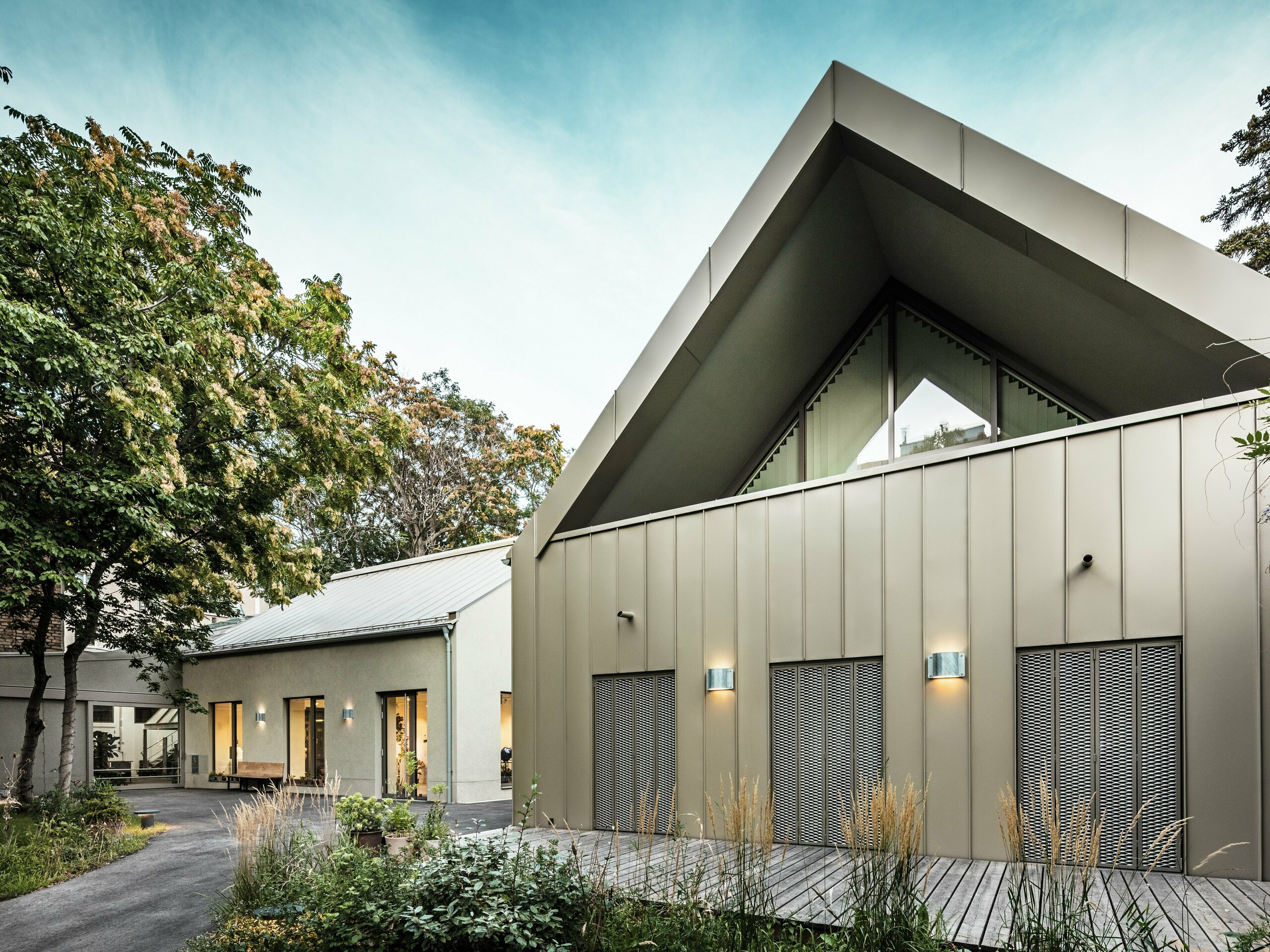 Vorderansicht des Studio Comploj in Wien mit PREFALZ-Aluminiumfassade in P.10 Prefabronze. Die moderne Glashütte vereint handwerkliches Können mit zeitgenössischer Architektur.