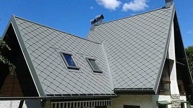 Steilt saltak med en PREFA takrombe.