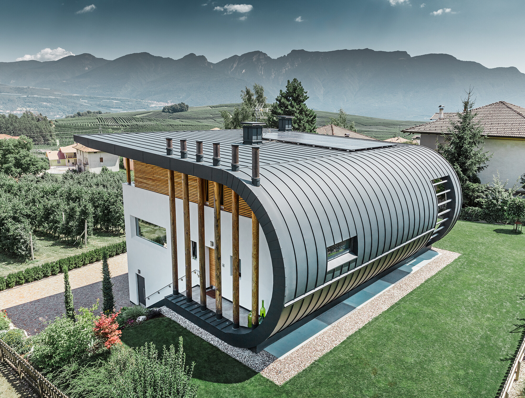 Enebolig i Italia med avrundet tak- og fasadekledning i PREFALZ i P.10 antrasitt