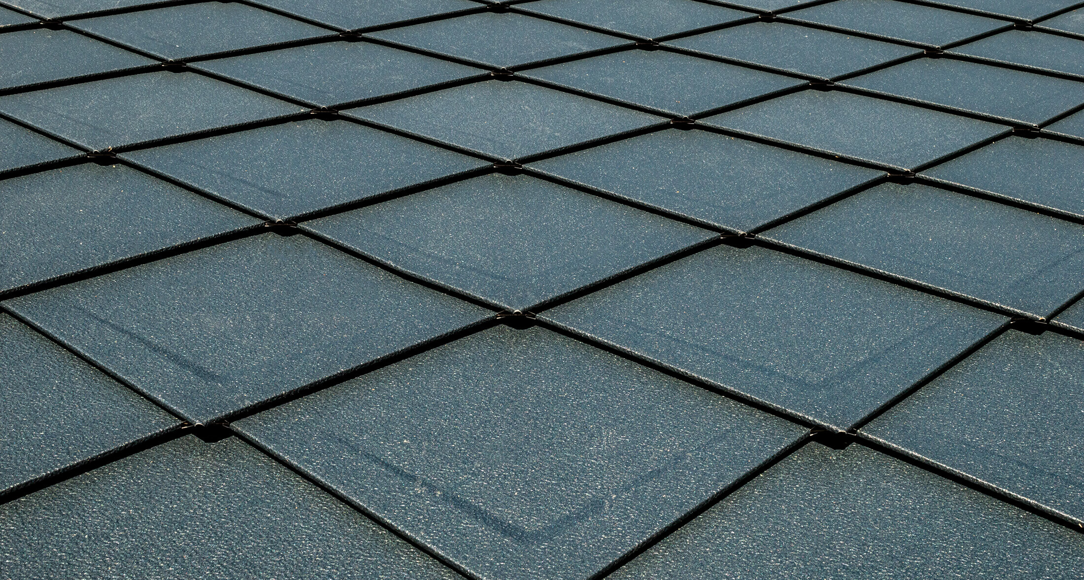 lagt med PREFA takrombe 29 × 29 i P.10 antrasitt, tak med skjellaktig utseende.