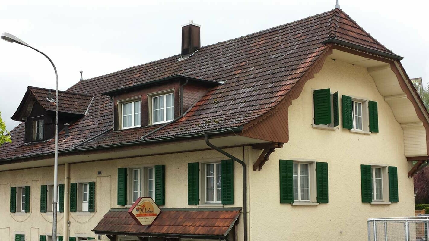 Halvvalmtak før renovering av taket med PREFA takplate i P.10 antrasitt