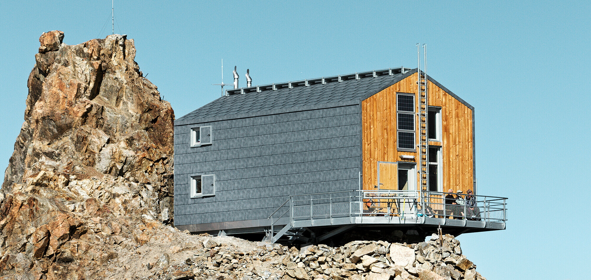 Nyrenoveret Refuge de L'Aigle med PREFA tag- og facadepanel FX.12 i P.10 stengrå.