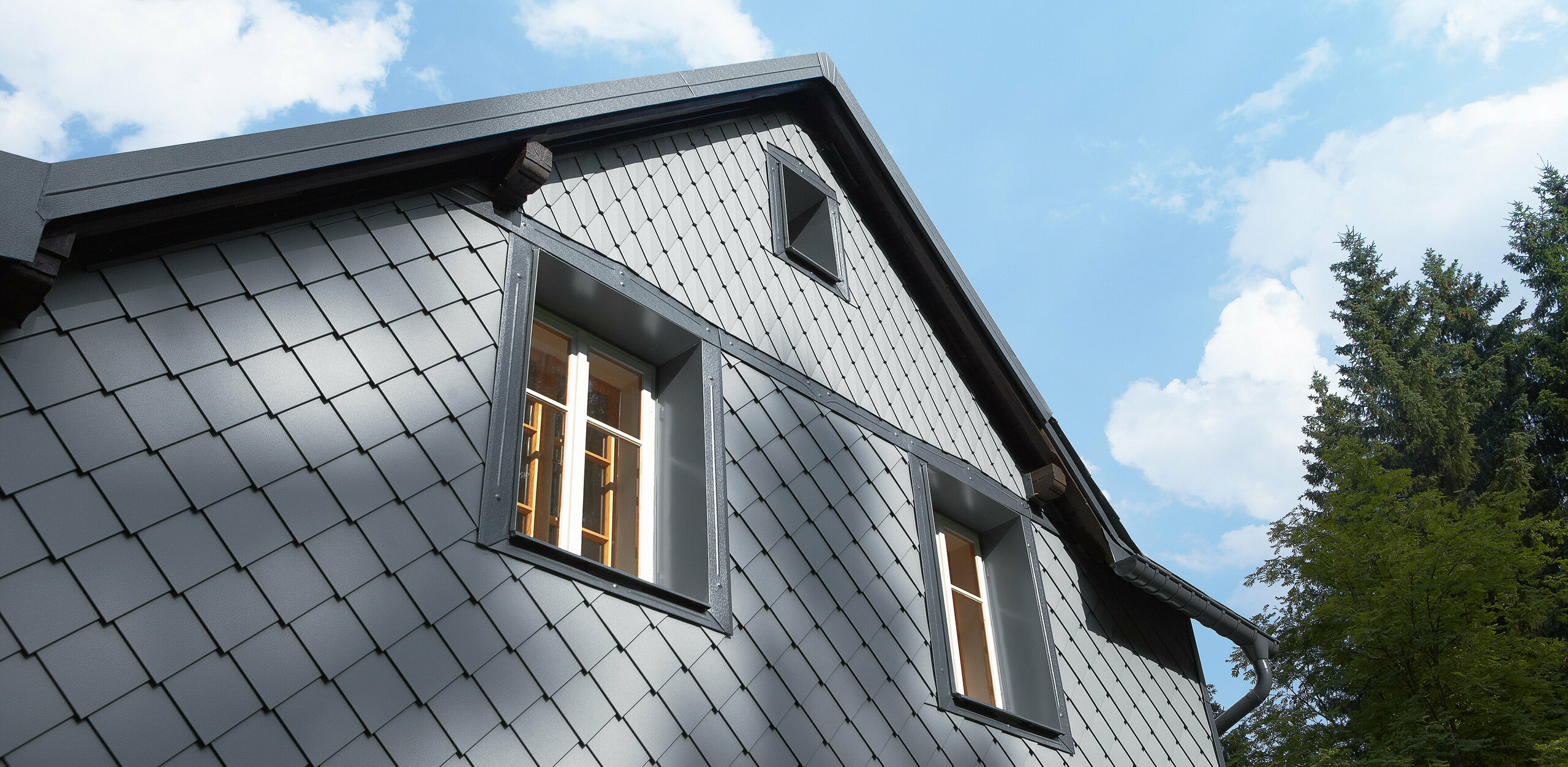 Den mest værutsatte siden kledd med veggrombe 20 × 20 og den lille romben fra PREFA på fasaden.