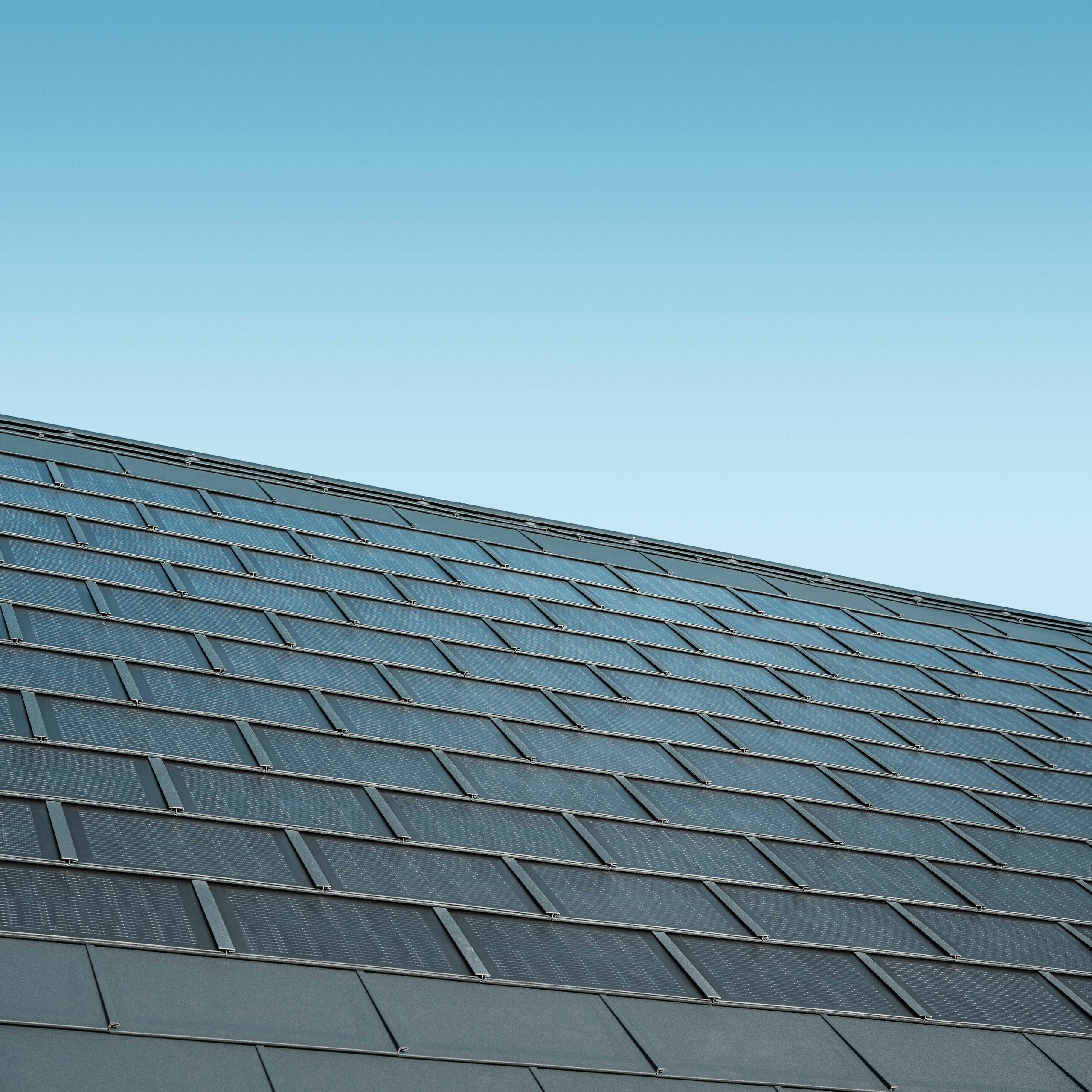 Bilde av en montert overflate med solcelle takplate i antrasitt kombinert med takplate R.16