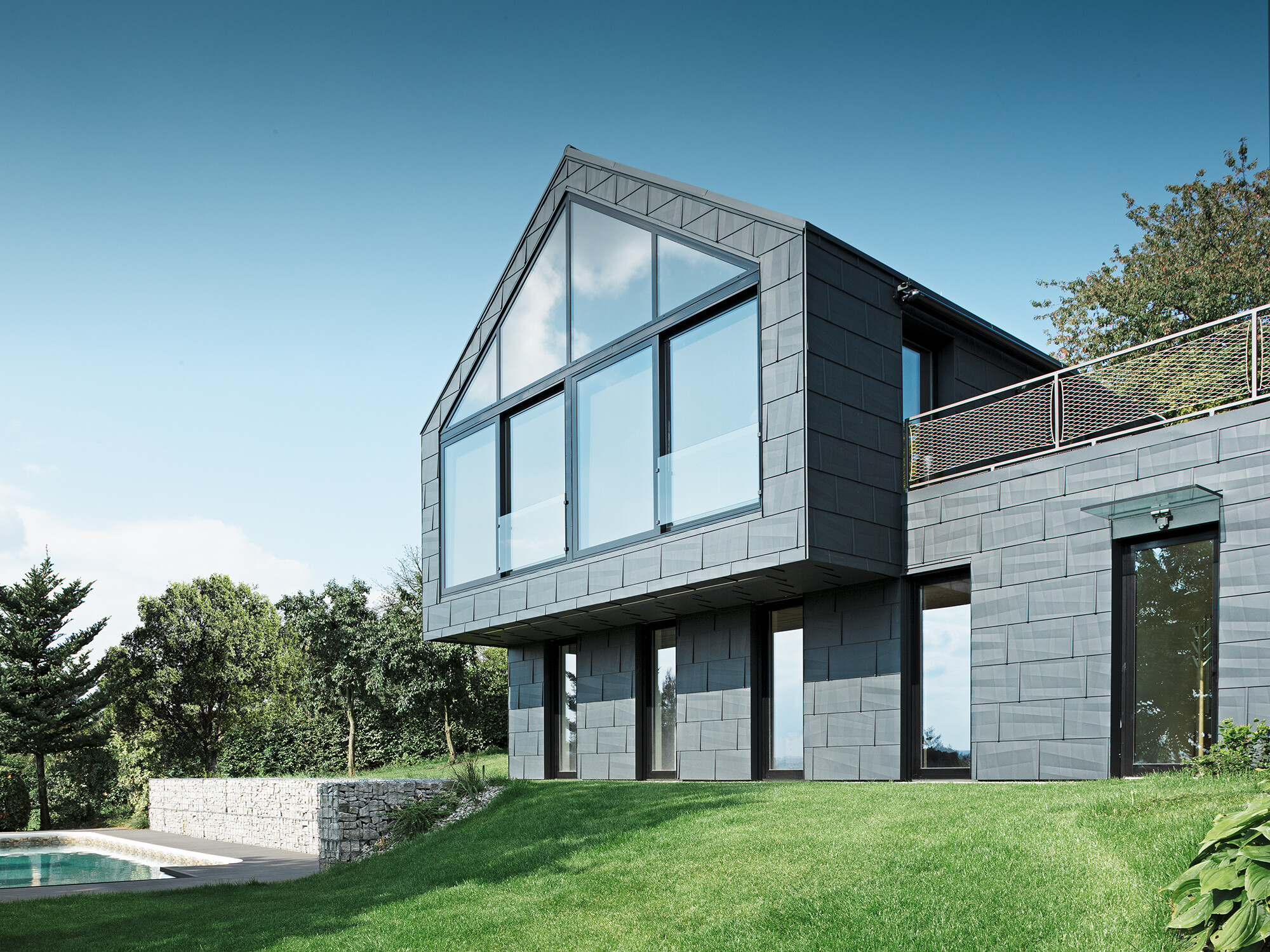 Midt på dagen: Utvendig veggkledning med FX.12 i P.10 antrasitt