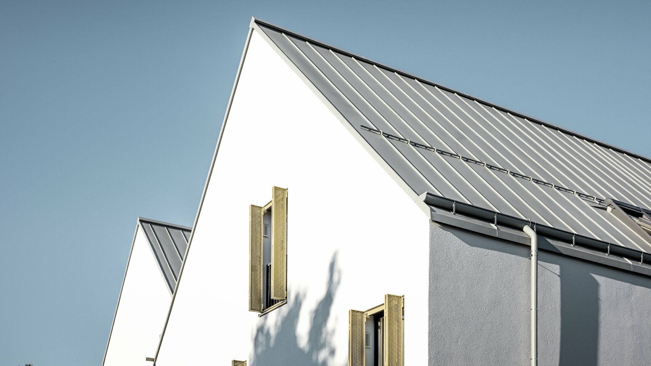 Saltak uten takskjegg, tekket med PREFALZ i P.10 sinkgrå med PREFA fotrenner.