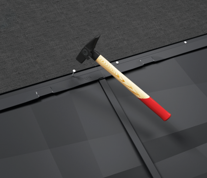 PREFA takpanel FX.12 festes til underkonstruksjonen med spiker via en heftelist på produktet.