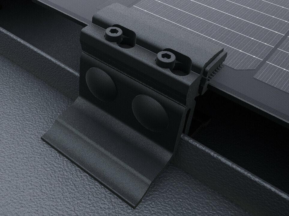 Nærbilde av solcellemodul PREFALZ med endeklemmer i svart. Modulene monteres på PREFALZ-taksystemet, direkte på falsene. 