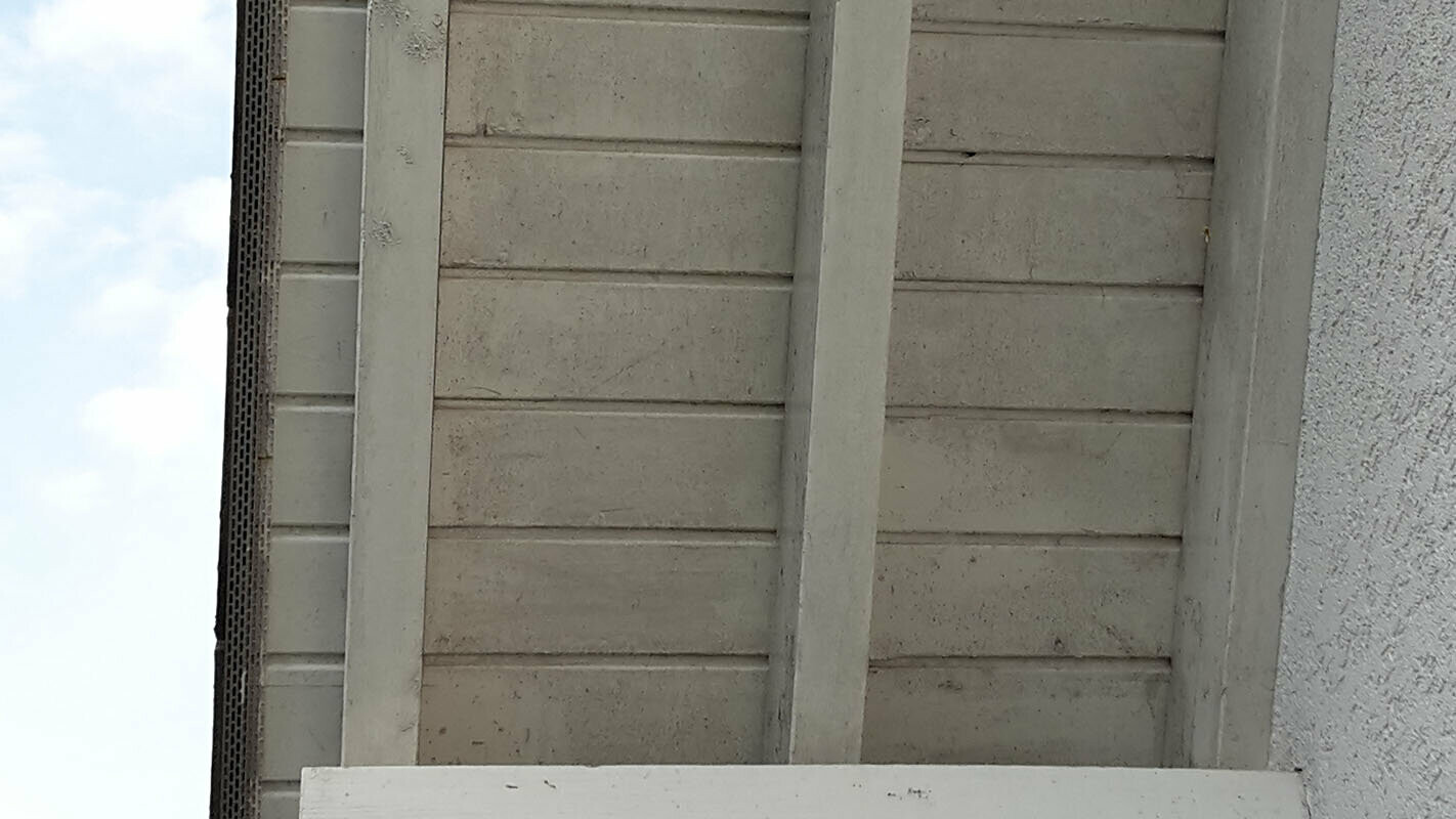 Takfremspring før renovering med PREFA Sidings, hvit takunderside