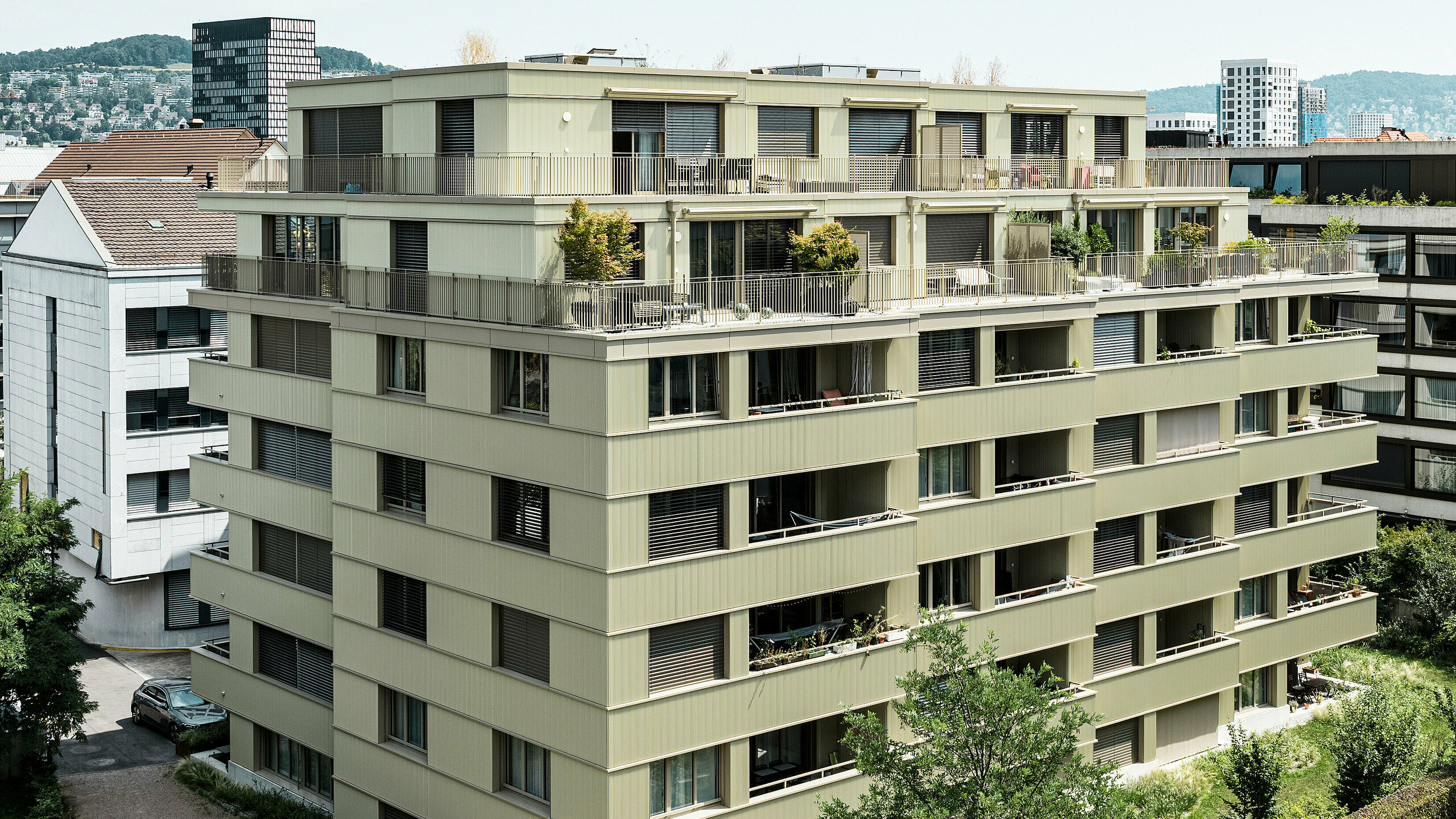 Det moderne boligbygget «Stetterhaus» i Altstetten, Zürich, er omgitt av en unik fasade – PREFA takstein med sikksakkprofil i spesialfargen perlemorsmetallisk.