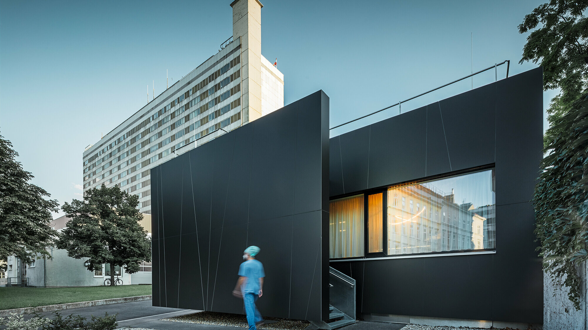Fasaden til akuttmottaket ved Klinik Landstraße i Juchgasse i Wien, kledd med PREFA komposittplate i svartgrå.