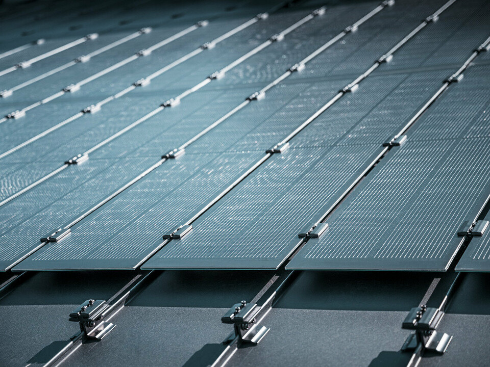 Detaljert oversikt over montering av Prefalz-solcellemoduler på et tak i Meschede