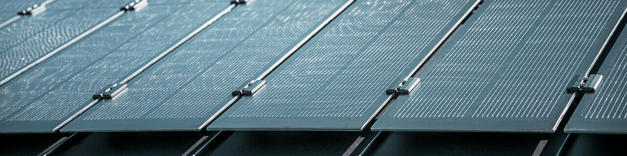 Detaljert oversikt over montering av Prefalz-solcellemoduler på et tak i Meschede