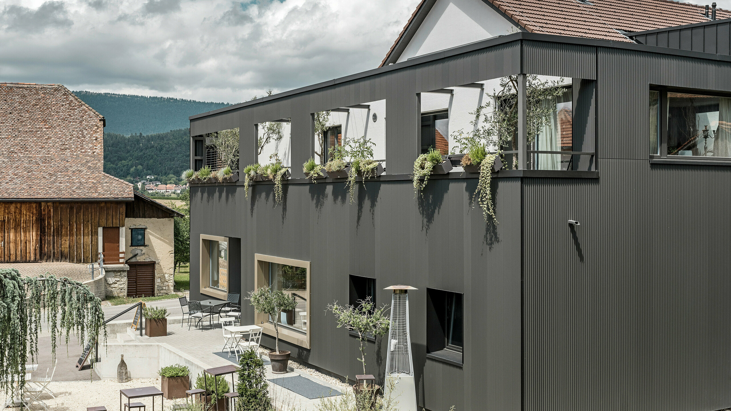 PREFA sikksakkprofil i spesialfargen svartgrå på Hôtel de l’Ours i Prêles, Sveits