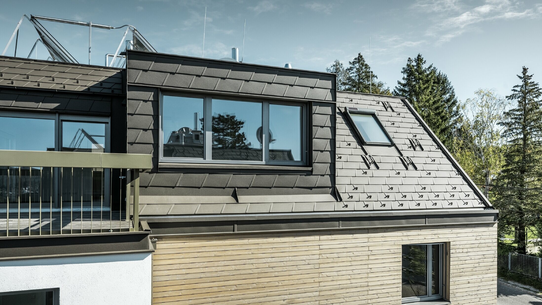 Loftskonvertering, tak- og fasadekledning med PREFA takshingel DS.19 i P.10 brunt