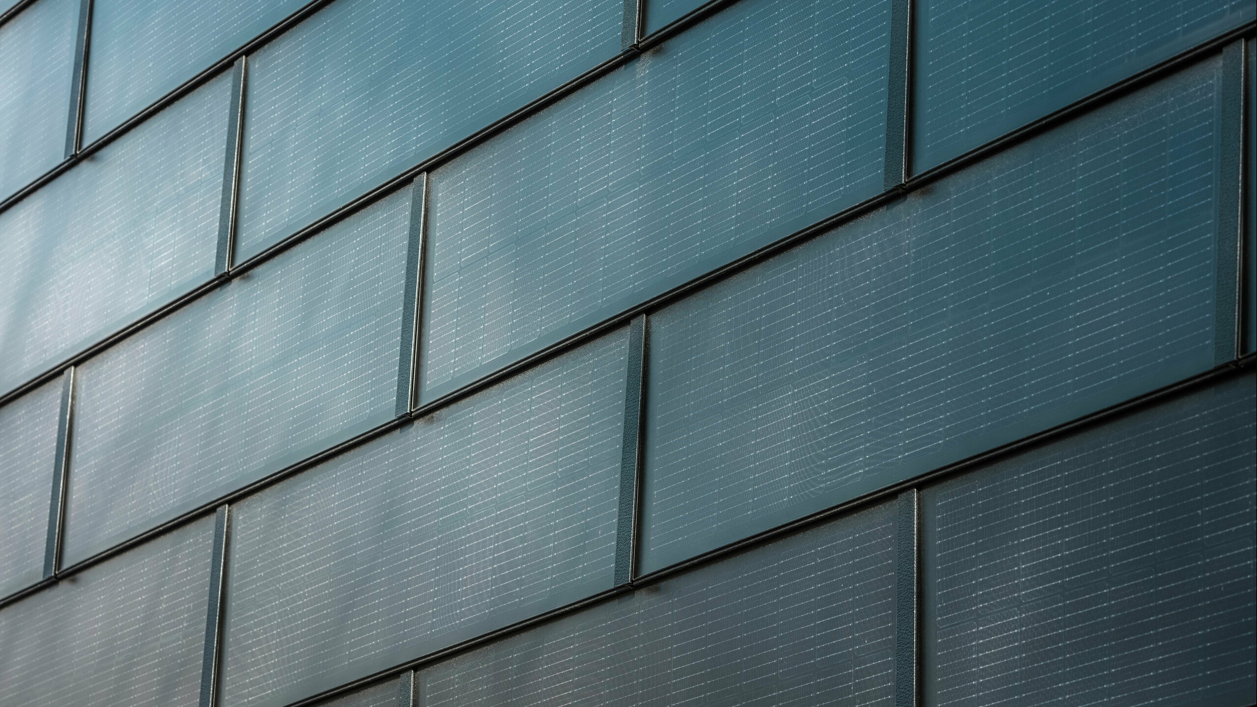 Nærbilde av PREFA solcelle takplate som er montert på en fasade.