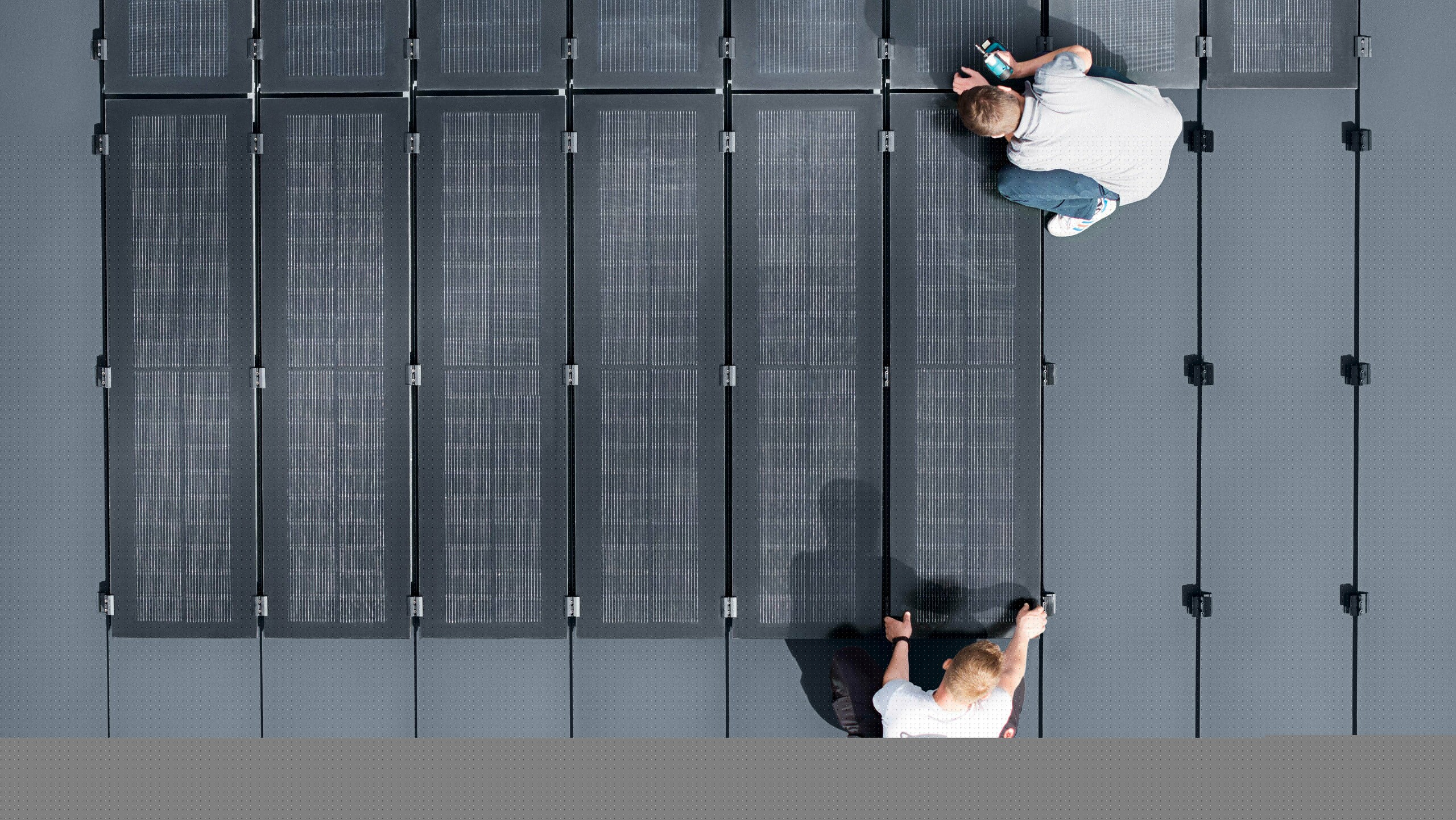 Solcellemodulene PREFALZ, som er montert på PREFALZ-taket, sett i fugleperspektiv.