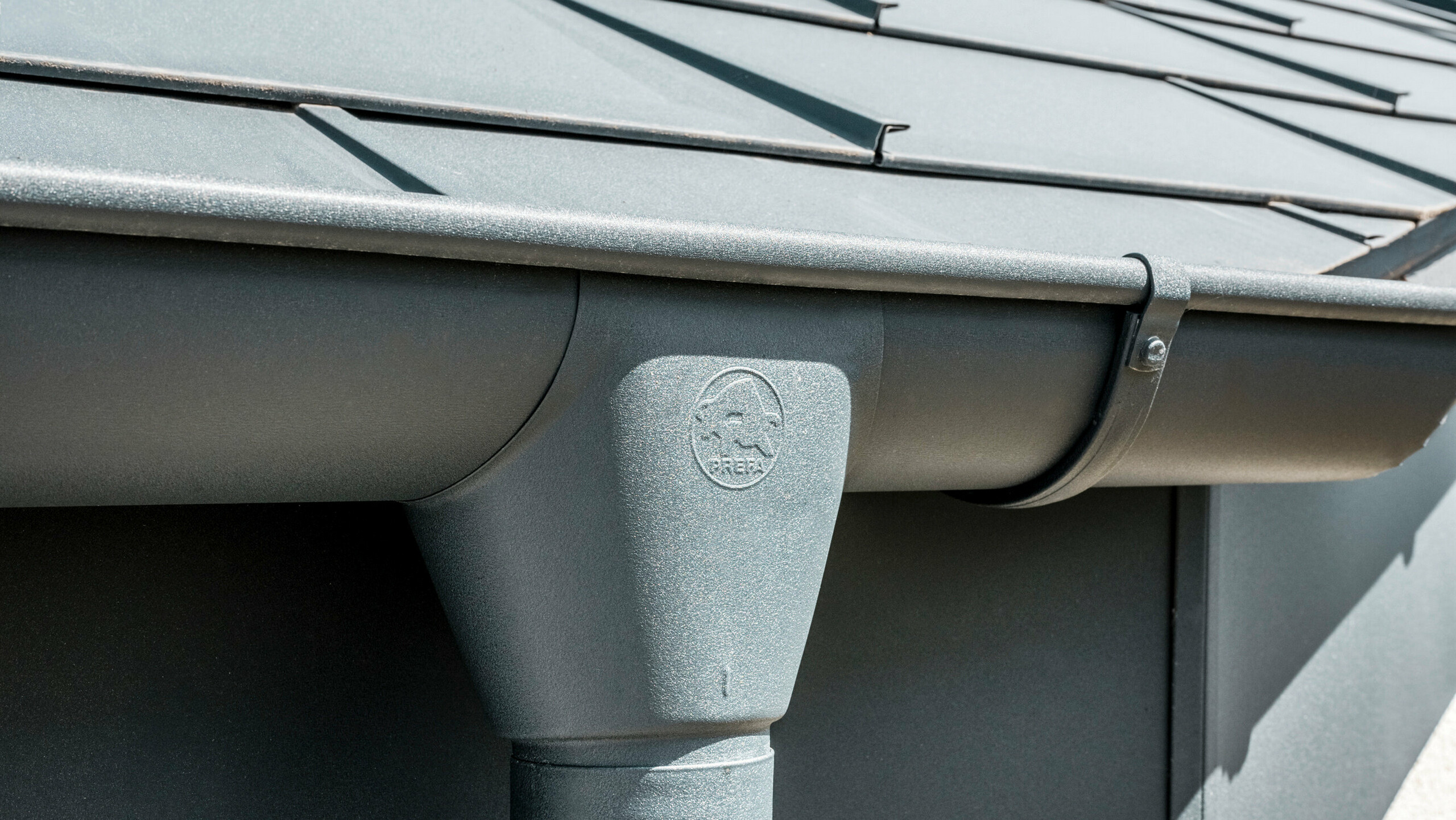 Enebolig i Newel-Besslich med PREFA Takplate R.16 og PREFA takdreneringssystem i antrasitt