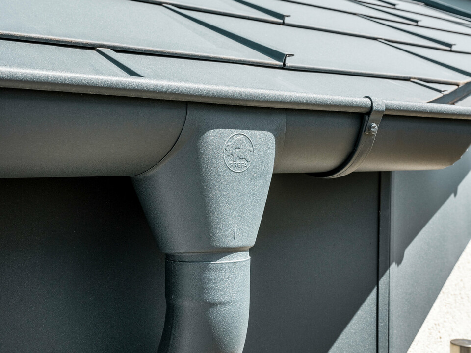 Enebolig i Newel-Besslich med PREFA Takplate R.16 og PREFA takdreneringssystem i antrasitt