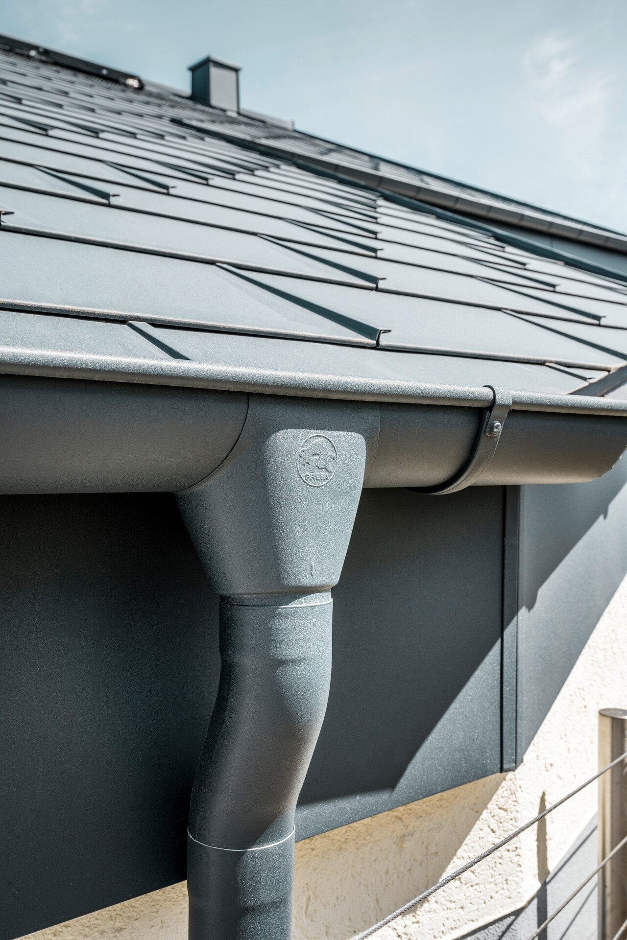 Enebolig i Newel-Besslich med PREFA Takplate R.16 og PREFA takdreneringssystem i antrasitt