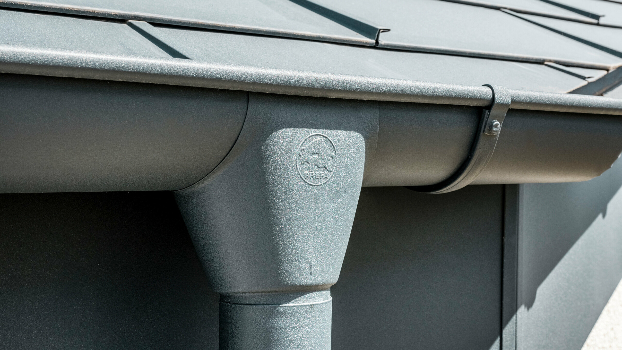 Enebolig i Newel-Besslich med PREFA Takplate R.16 og PREFA takdreneringssystem i antrasitt