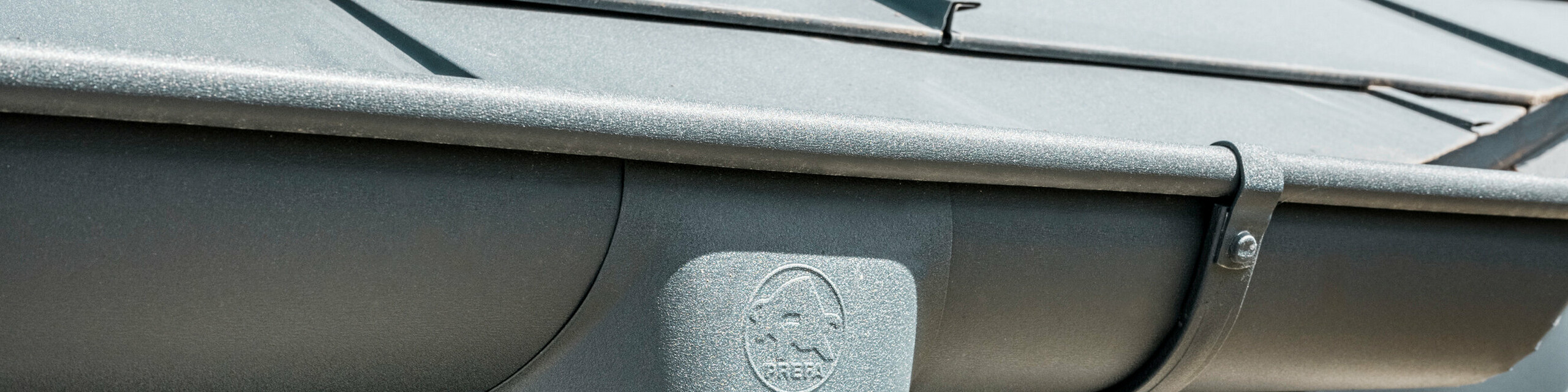 Enebolig i Newel-Besslich med PREFA Takplate R.16 og PREFA takdreneringssystem i antrasitt