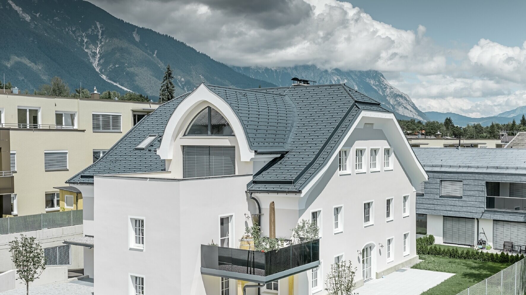 Nyrenovert halvvalmtak med PREFA-takshingel i P.10 antrasitt med buet ark