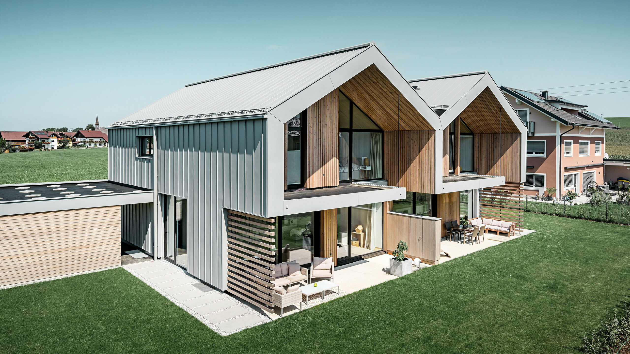 Moderne tomannsboliger med PREFALZ bygningsskall, tak og fasade er kledd med PREFALZ i patinagrått inkl. kvadratrør